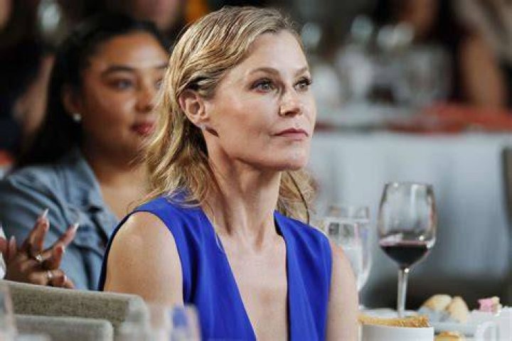 Julie Bowen doesn't seem to have a boyfriend. celebsindepth.com